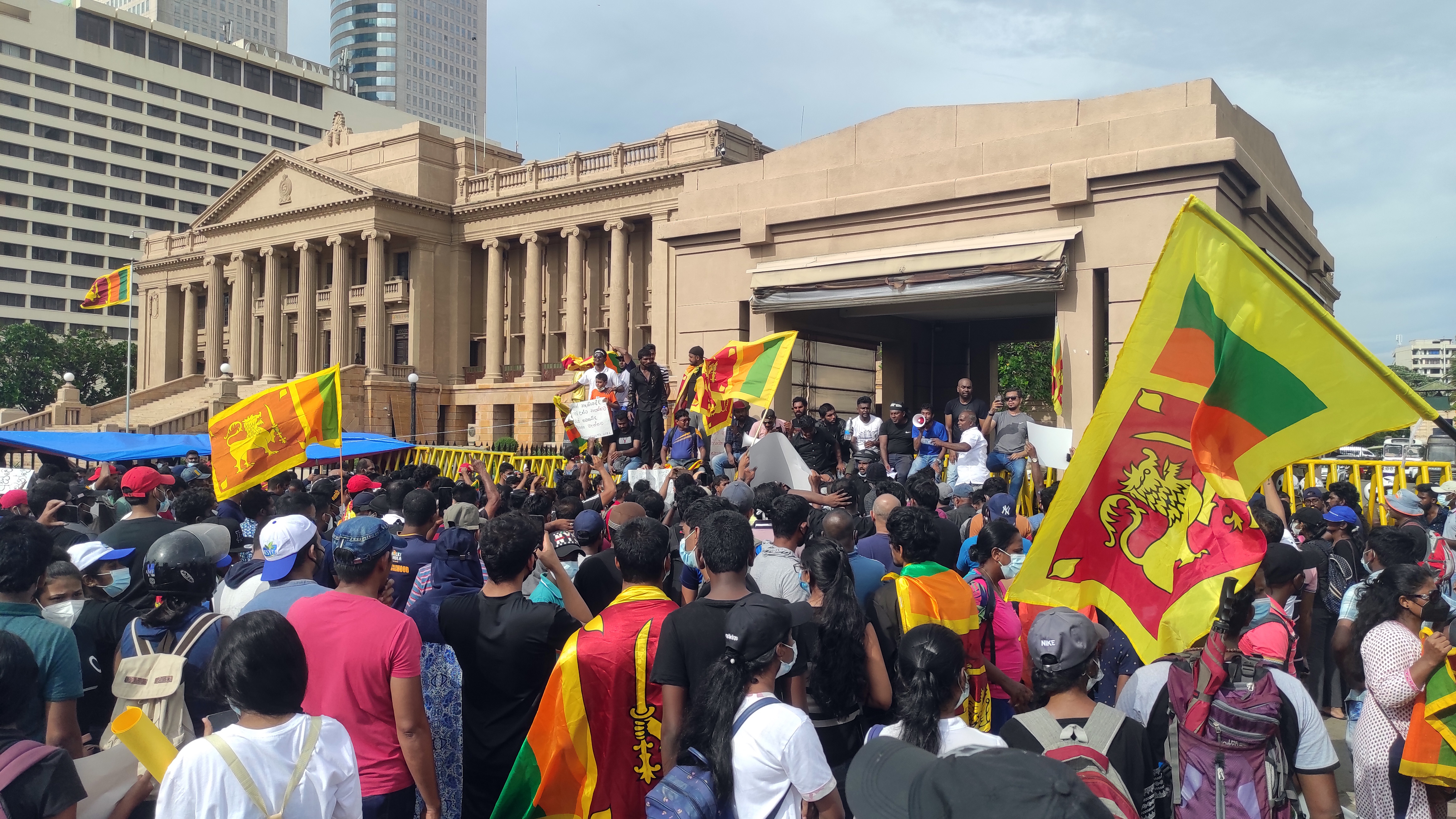 Anti-government_protest_in_Sri_Lanka_2022.jpg
